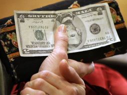 La divisa estadounidense se ofrece hasta en 11.50 pesos y se adquiere en un mínimo de 10.50 pesos. ARCHIVO  /
