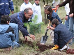 Felipe Calderón y varios niños siembran un árbol en el marco de la Jornada Nacional de Reforestación en Tlaxcala. NTX  /