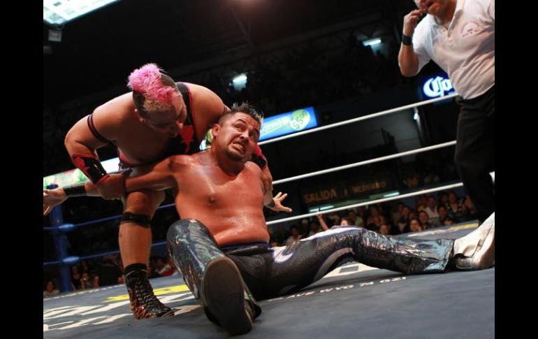 Los luchadores Máximo y Averno durante su presentación en la Arena Coliseo en esta ciudad. M. FREYRÍA  /