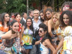 Miguel Ángel Mancera posa con asistentes al  Tercer Festival Expresiones Urbanas 200. NTX  /