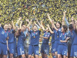 Las japonesas estallan en júbilo tras levantar su primera copa de la FIFA. AFP  /