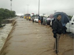 Decenas de vehículos permanecen detenidos en la carretera Istmo-Huatulco, en el municipio de Salina Cruz, Oaxaca. EFE  /