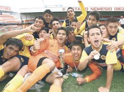 Los americanistas muestran orgullosos sus medallas de campeones. MEXSPORT  /
