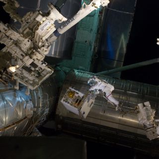 Astronautas colocan depósito de carga en el Atlantis