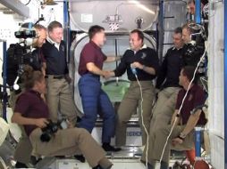 Los diez astronautas de tres países en total tuvieron una emotiva despedida y se abrazaron. REUTERS  /