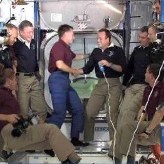 Astronautas del último transbordador dan adiós histórico