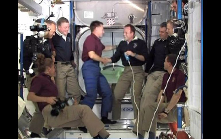 Los diez astronautas de tres países en total tuvieron una emotiva despedida y se abrazaron. REUTERS  /