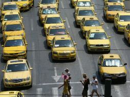 Cerca de dos mil taxistas griegos salieron a las calles para protestar contra las nuevas normas impuestas por el Gobierno. EFE  /