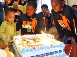 El ex presidente de Sudáfrica, Nelson Mandela, celebró su cumpleaños 93 en compañía de familiares. AFP  /