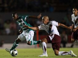 Darwin Quintero (Izq.) y peleando por el balón con jugadores de Estudiantes, en la semana 17 de Clausura 2011. MEXSPORT  /