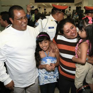 Matrimonio mexicano que ganó juicio por internet se reúne con sus hijas