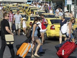 Taxistas bloquean el acceso al Aeropuerto Internacional de Atenas, en protesta contra la reciente liberalización del sector. EFE  /