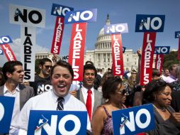 • Miembros del grupo bipartidista “No Labels” se manifiestan frente al Capitolio en Washington. EFE  /