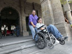 La falta de rampas fijas y removibles dificulta el traslado de personas con capacidades diferentes. A. GARCÍA  /