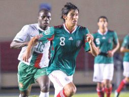 Carlos Orrantía conduce la pelota ante la marca portuguesa. MEXSPORT  /