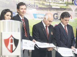 El ex presidente del Atlas, Fernando Acosta (centro), corta el listón de apertura del Torneo Anual del Atlas Country Club. A. CAMACHO  /