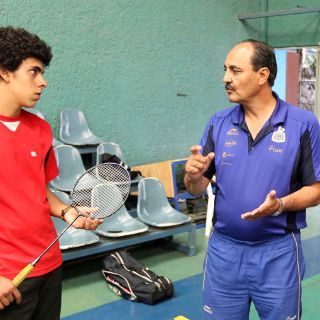 El hombre que cambió los gallos por gallitos y raquetas