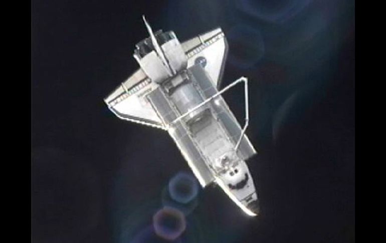 La tarea siguiente de los tripulantes del Atlantis es la inspección del exterior de la nave con un brazo robótico. REUTERS  /