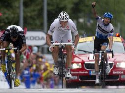 Hushovd es seguido por el noruego Edvald Boasson Hagen (izq) y el canadiense Hesjedal (der). AFP  /