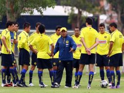Jugadores del Club América junto con el técnico, Carlos Reinoso, durante sesión de entrenamiento . MEXSPORT  /