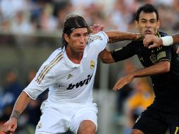 Sergio Ramos (Izq) lucha por el balón con Juninho de Los Angeles Galaxy. AFP  /