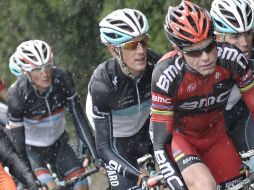 Los hermanos luxemburgueses Frank (Izq) y Andy Schleck (Cen), junto al australiano de BMC, Cadel Evans en la etapa 16 del Tour. EFE  /