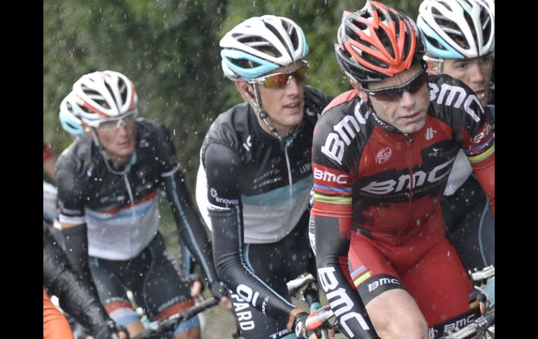 Los hermanos luxemburgueses Frank (Izq) y Andy Schleck (Cen), junto al australiano de BMC, Cadel Evans en la etapa 16 del Tour. EFE  /