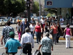 El cruce de 16 de Septiembre y Juárez es una especie de guerra entre peatones y vehículos. A. GARCÍA  /