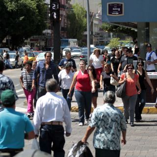 Cruce peatonal en 16 de Septiembre y Juárez “castiga” al automovilista