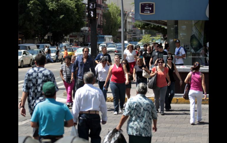 El cruce de 16 de Septiembre y Juárez es una especie de guerra entre peatones y vehículos. A. GARCÍA  /