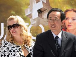 Sara Hoch, en compañía de Bong Joon-ho. ESPECIAL  /