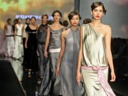 Alejandro Carlín presentó en Intermoda imágenes nostálgicas y románticas en telas satinadas que realzan la figura femenina. E. BARRERA  /