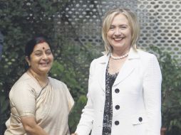 Hillary Clinton (der) realiza una gira por India. En la imagen saluda a la líder de la oposición Sushma Swaraj. AP  /