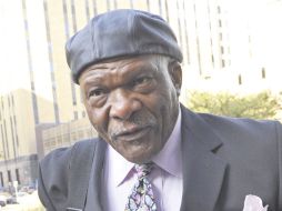 El miembro del Salón de la Fama, Carl Eller, se reunió ayer con el comisionado de la NFL, Roger Goodell. AP  /