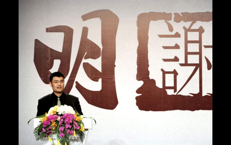 El basquetbolista chino anuncia su retirada en Shanghai, China  /