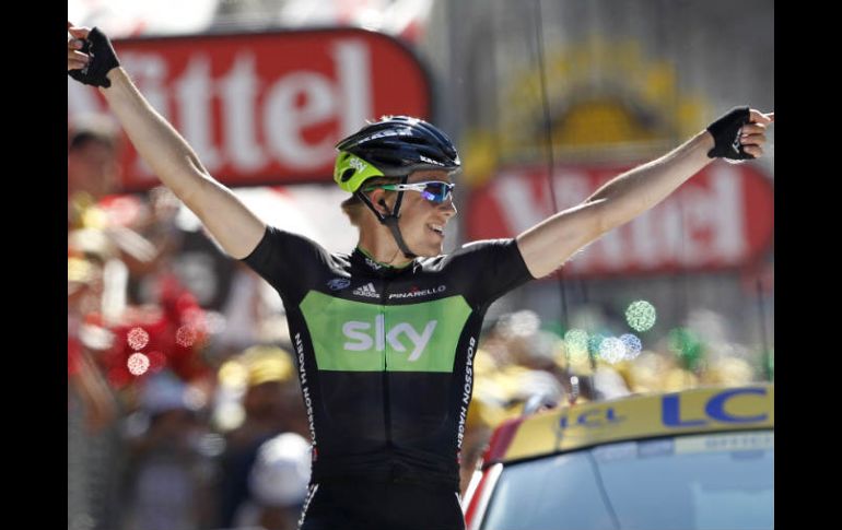 El noruego del equipo Sky, Boasson Hagen, celebra haber llegado de primero en la décimo séptima etapa. EFE  /