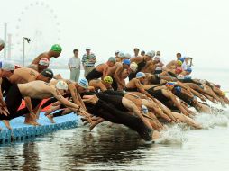 La salida de la prueba de aguas abiertas en el Mundial de Shanghai 2011. AFP  /