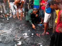 Un agente oficial de seguridad examina el lugar de la explosión de un coche en Saná, Yemen. EFE  /