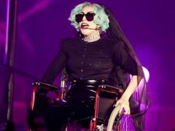 En la ciudad de Sidney, la cantante interpretó la semana pasada el tema 'You and I' sentada en una silla de ruedas. ESPECIAL  /