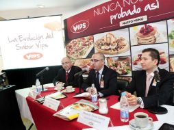 Mariano Ventura (C) y Mauricio Torres (D), vicepresidente y director de mercadotecnia, respectivamente, de VIPS. El Universal  /