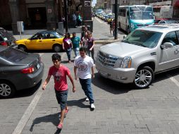 Los peatones cruzan entre los vehículos esquivándolos porque muchos de ellos no se detienen. A. GARCÍA  /