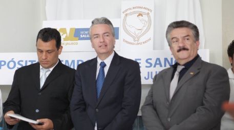 A la inauguración del depósito temporal de sangre, acudieron Alfonso Petersen y Felipe de Jesús Álvarez Cibrián. ESPECIAL  /