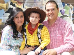 Víctor Santiago con sus papás, Nélida Gabriela Mares y Víctor Ibarra Harsush.  /