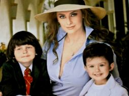 Arámbula posó con sus pequeños en la revista ''Hola!''. EL UNIVERSAL  /