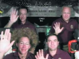 En el espacio y en la Tierra, ayer fue un día de nostalgia. Los tripulantes del Atlantis regresan hoy. REUTERS  /