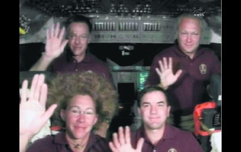 En el espacio y en la Tierra, ayer fue un día de nostalgia. Los tripulantes del Atlantis regresan hoy. REUTERS  /