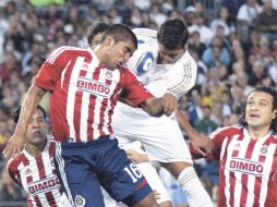 Miguel Ponce disputa la pelota con Cristiano Ronaldo. AP  /