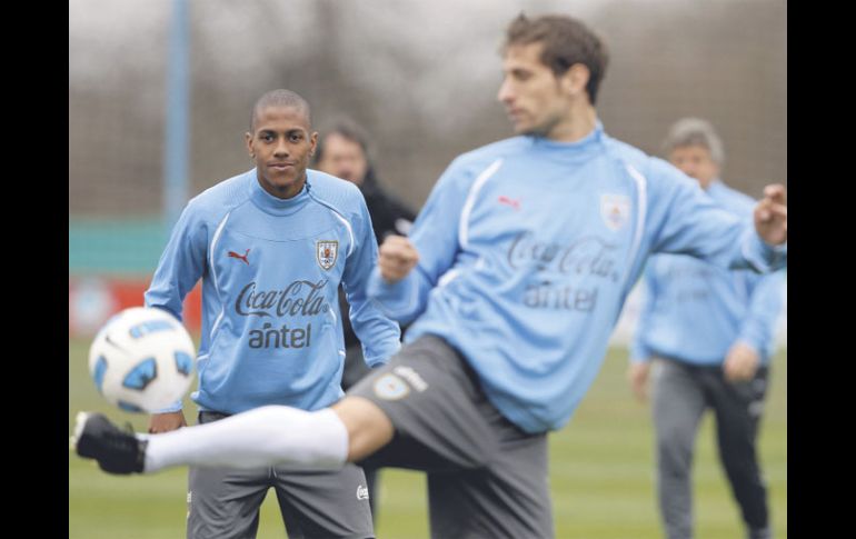 Sebastián Eguren controla la pelota ante la mirada de Abel Hernández durante un entrenamiento de la Selección uruguaya. REUTERS  /