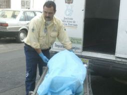 Personal forense acudió a la escena del crimen para levantar los cuerpos de las víctimas en Tototlán. ARCHIVO  /