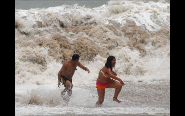 Aunque el centro del fenómeno se mantiene alejado de las costas, en Guerrero generó fuerte oleaje durante la víspera. NOTIMEX  /